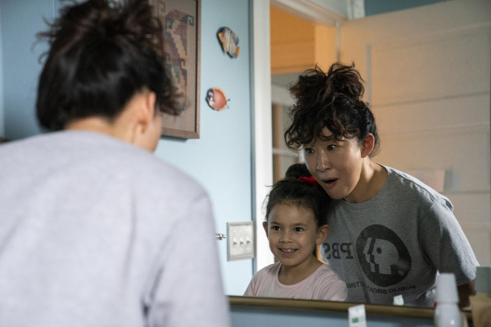 Everly Carganilla as Ju Ju and Sandra Oh as Ji-Yoon in episode 102 of 