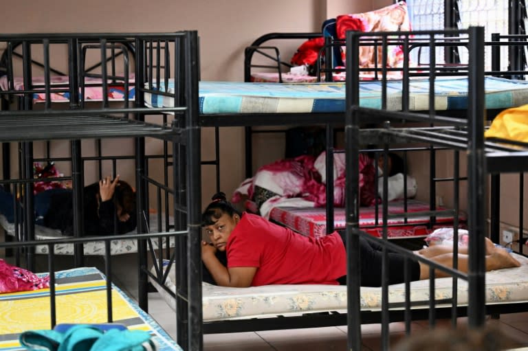 Personas evacuadas por las fuertes lluvias descansan en un albergue habilitado por la alcaldía municipal de la capital de El Salvador, el 17 de junio de 2024. (Marvin RECINOS)