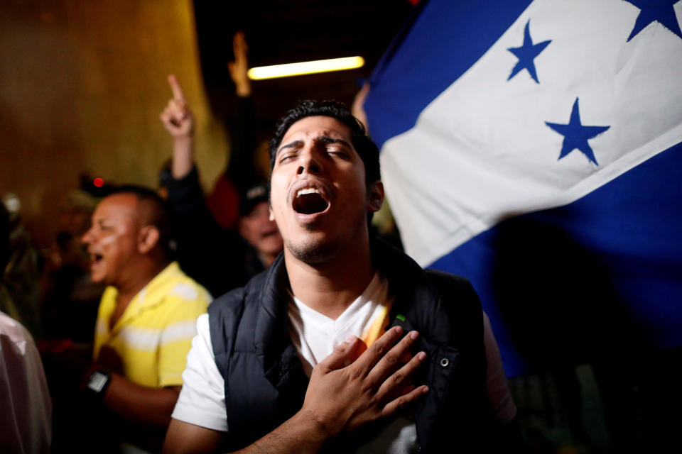 <p>A supporter of Salvador Nasralla, presidential candidate for the Opposition Alliance Against the Dictatorship, sings the national anthem during a rally after the first official presidential election results were released outside at the Supreme Electoral Court in Tegucigalpa, Honduras, Nov. 27, 2017. (Photo: Edgard Garrido/Reuters) </p>