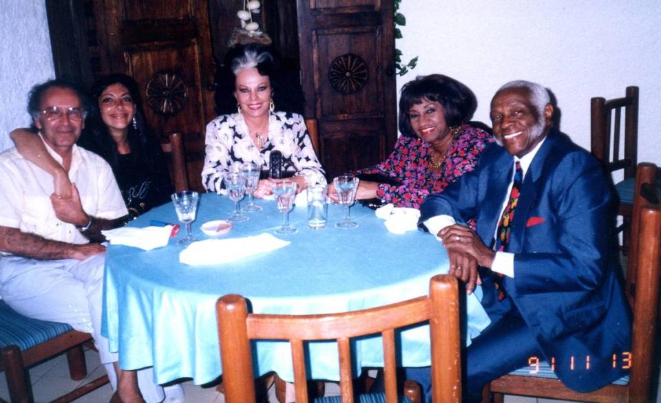Iván Restrepo, Nelly Keoseyan, Tongolele, Celia Cruz y Pedro Knight. México DF, 1998.