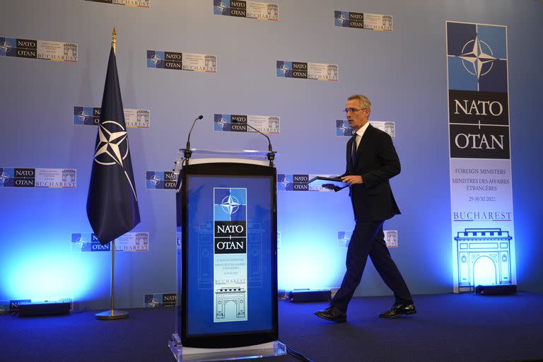 El líder de la alianza atlántica, Jens Stoltenberg llega a la conferencia de prensa en Bucarest