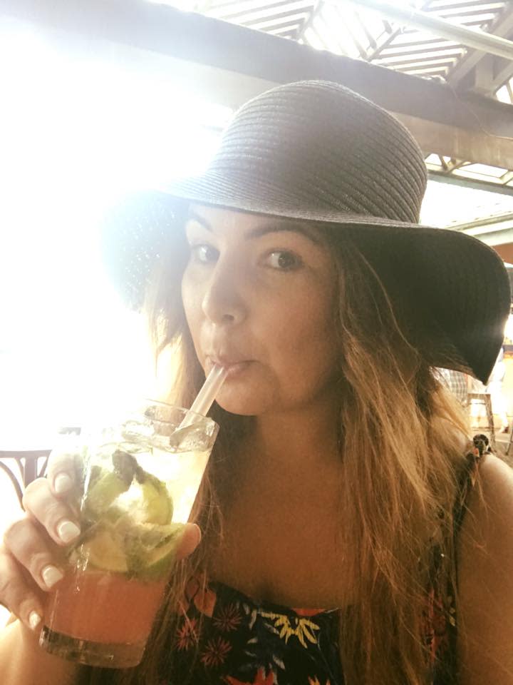 Mom blogger Laura Mazza (drinking a mocktail) used her wit and quick thinking to shut down a mansplaining shamer while she was trying to enjoy her KFC. (Photo: <a href="https://www.facebook.com/themumontherun/" rel="nofollow noopener" target="_blank" data-ylk="slk:Facebook/TheMumontheRun;elm:context_link;itc:0;sec:content-canvas" class="link ">Facebook/TheMumontheRun</a>)