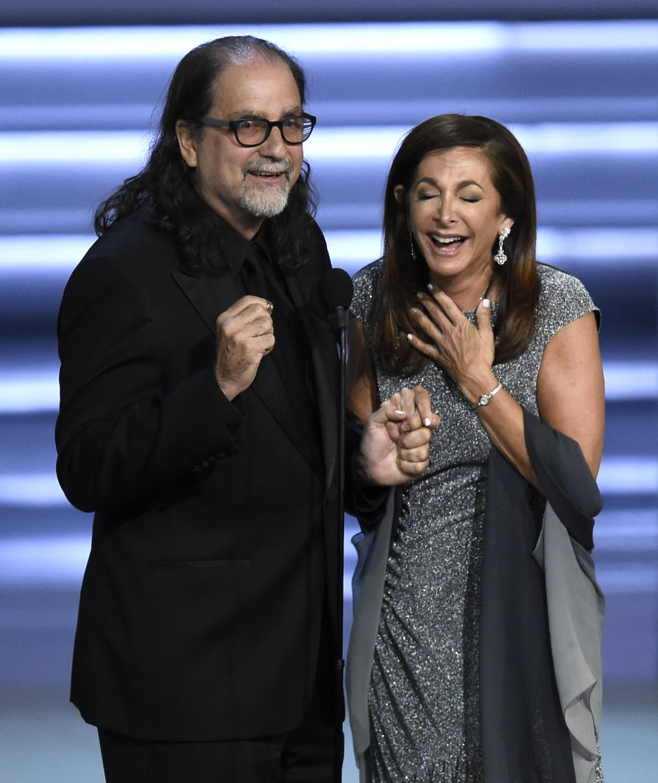 Glenn Weiss , a la izquierda, le propone matrimonio a Jan Svendsen en el escenario de los premios Emmy, el lunes 17 de septiembre del 2018 en el Teatro Microsoft en Los Angeles. (Foto por Chris Pizzello/Invision/AP)