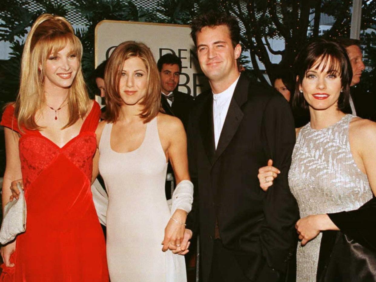 BEVERLY HILLS, UNITED STATES: The cast of the hit US TV show "Friends" from L to R: Lisa Kudrow, Jennifer Aniston, Matthew Perry and Courteney Cox pose for photographers as they arrive for the 53rd Annual Golden Globe Awards 21 January in Beverly Hills. "Friends" is nominated for Best Comedy Televison Series. AFP PHOTO Mike NELSON