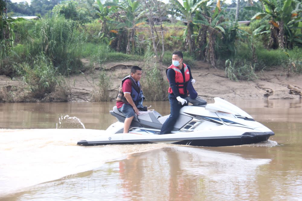 Datuk Peter Anthony (right) leads a volunteer team aboard jet skis to scour the Padas river in search of the remaining victim from a capsized boat on September 24, 2021. — Picture via Facebook
