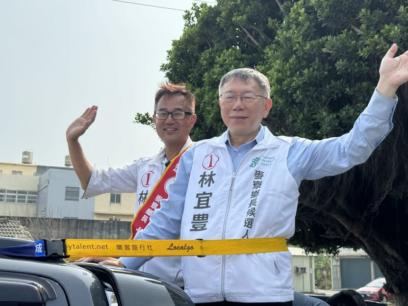 圖為民眾黨主席柯文哲 （右）11日陪同黨籍候選人林宜豊（左）掃街拜票。（中央社資料照）