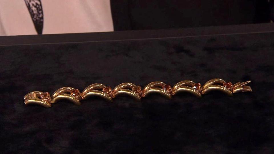 Ein Traumteil war auch ein goldenes Armband mit Citrinen aus den 1950er- oder 60er-Jahren. Dafür löhnten die Händler 2.000 Euro.