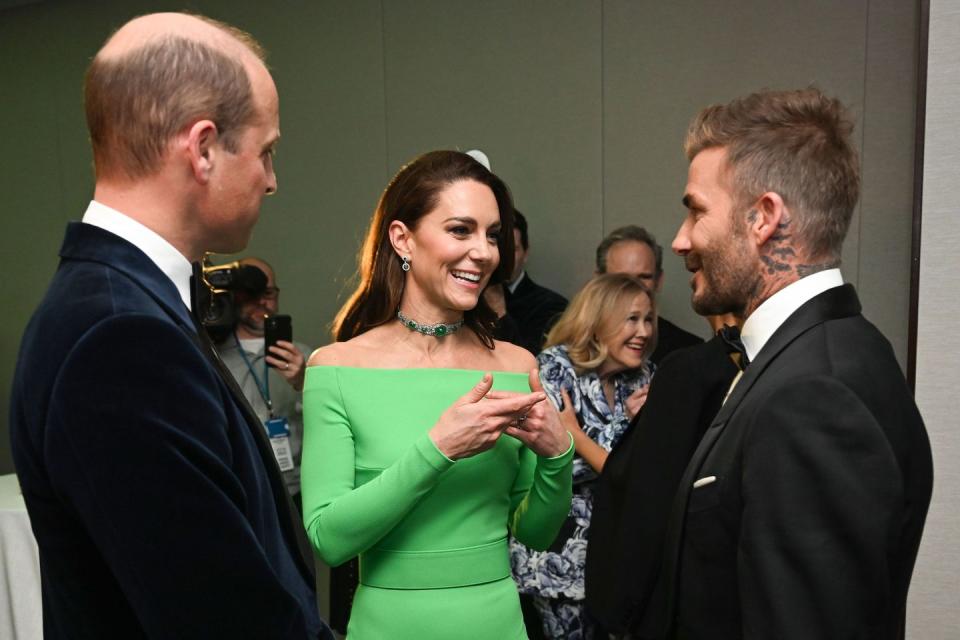 <p>William and Kate speak with David Beckham during the Earthshot Prize Awards.</p>