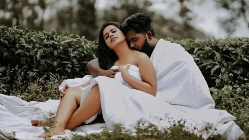 印度新人因為用床單扮婚紗，被人批評為色情。 （圖：Hrushi Karthik）