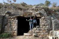 Las jóvenes blogueras de viajes Malak Hasan y Bisan Alhajhasan se hacen una selfi en los restos de un sitio arqueológico, en la aldea de Aboud, cerca de Ramallah, Cisjordania, Palestina