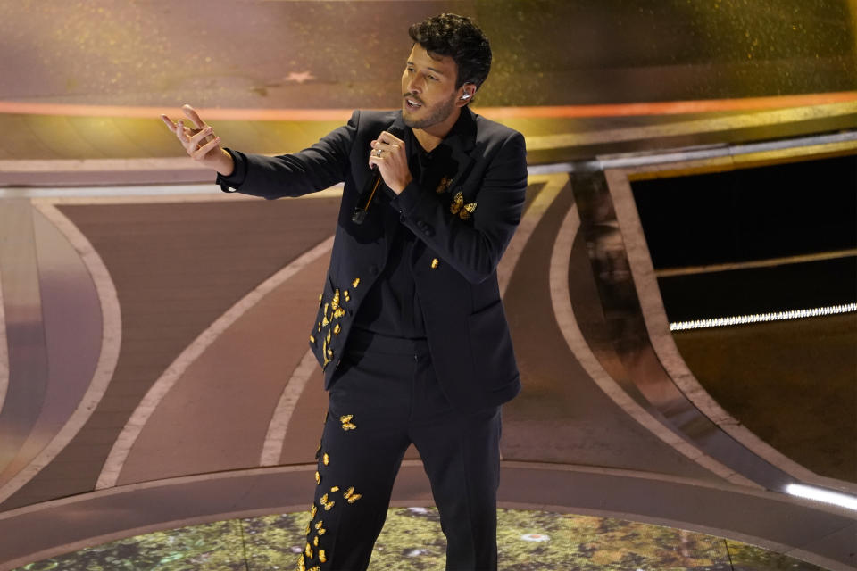 Sebastián Yatra canta "Dos oruguitas" de "Encanto" en la ceremonia de los premios Oscar el domingo 27 de marzo de 2022 en el Teatro Dolby en Los Ángeles. (Foto AP/Chris Pizzello)