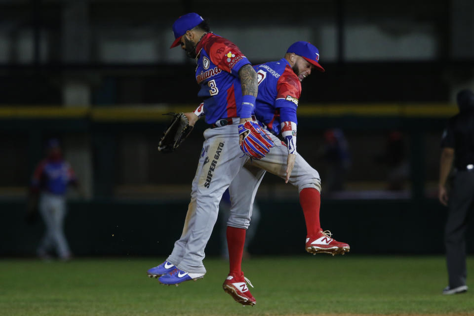 Jonathan Villar (izquierda) y Juan Pérez, de República Dominicana, festejan el triunfo por 11-6 sobre Panamá en la Serie del Caribe, el martes 2 de febrero de 2021, en Mazatlán, México (AP Foto/Moisés Castillo)