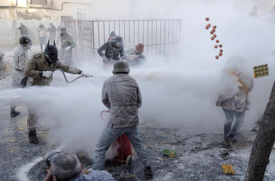 <p>Beim jährlichen Festival Els Enfarinats im spanischen Städtchen Ibi proben Narren den Staatsstreich mit Eiern und Mehl. (Bild: REUTERS/Heino Kalis) </p>