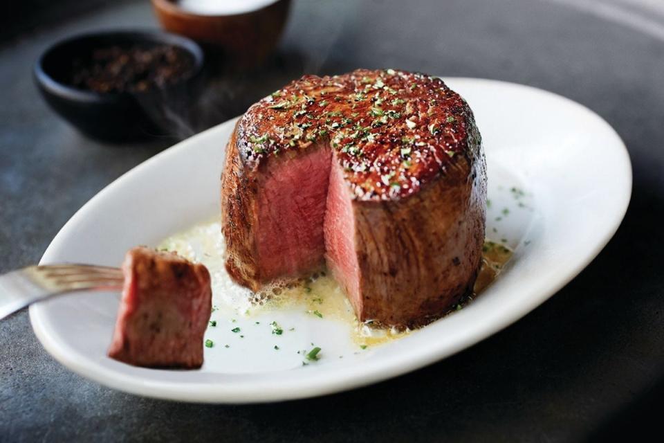 Ruth’s Chris Steak House recently opened a Lakewood Ranch location at 6490 University Parkway, Sarasota.