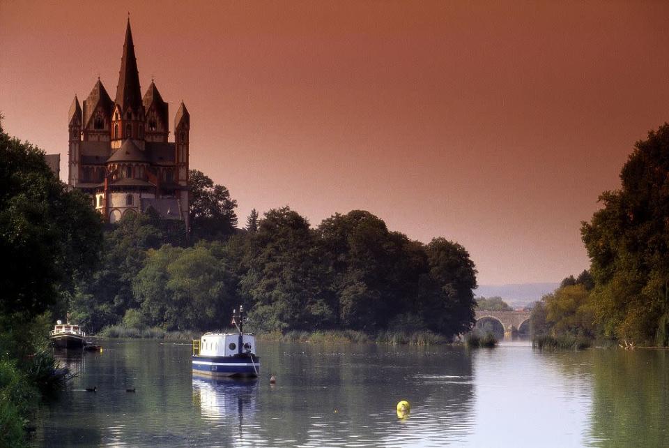 Der Dom von Limburg an der Lahn. Photographie. Um 1990. The Cathedral of Limburg at the Lahn. Photograph. Around 1990.