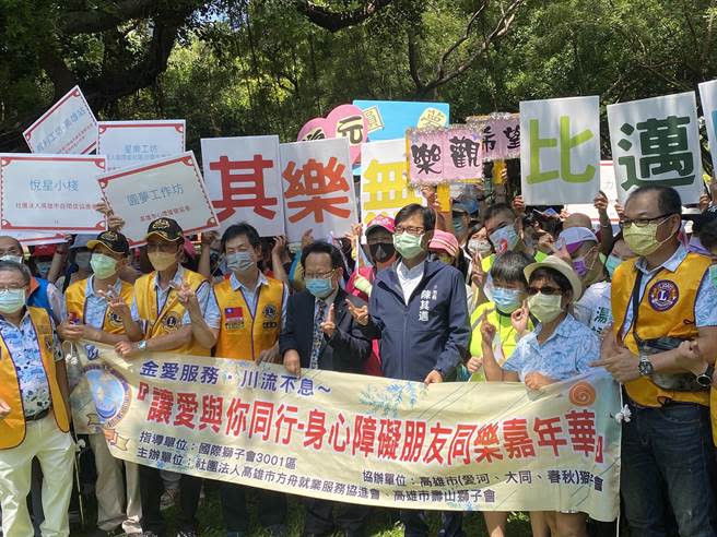 高雄市長陳其邁今天上午前往中央公園與身障朋友一起參加嘉年華活動，，為參與嘉年華的身障朋友加油打氣。(林雅惠攝)