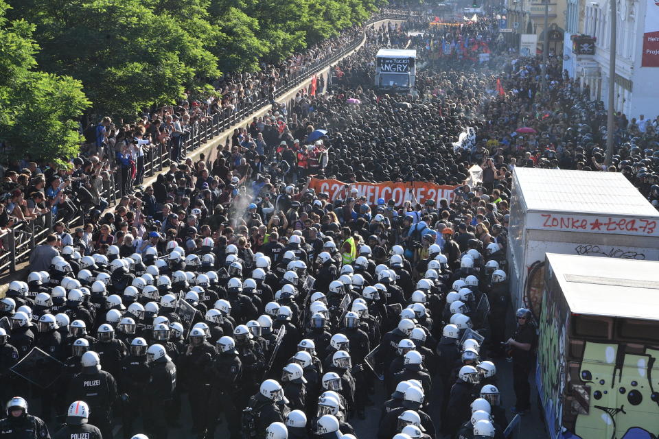 <p>Der Protestzug „Welcome to Hell“ formiert sich in einem „schwarzen Block“. Wenig später kam es zu gewaltsamen Auseinandersetzungen zwischen Demonstranten und Polizei. (Bild: Boris Roessler/dpa) </p>