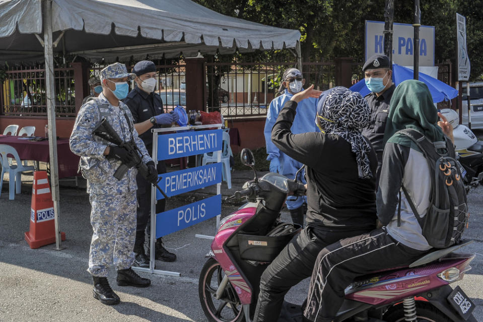 Army and police personnel conducting roadblocks during the movement control order (MCO) in Kuala Lumpur April 19, 2020. — Picture by Shafwan Zaidon