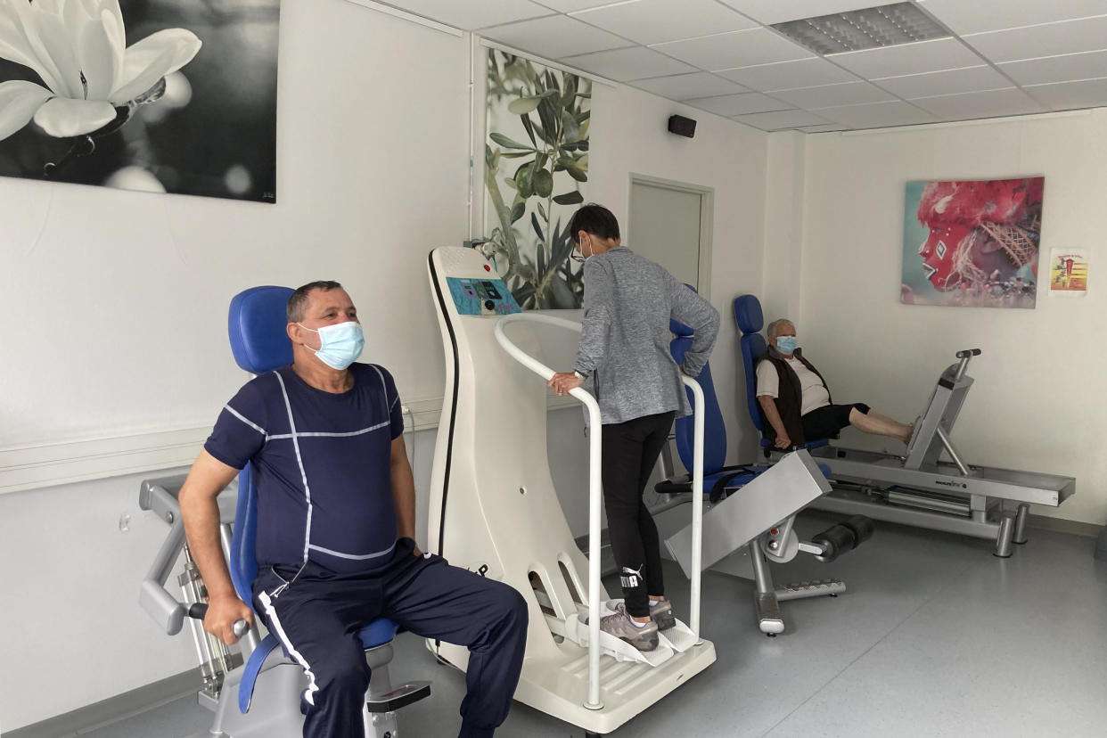 En una foto tomada por Yara Al Chikhanie cuya fecha se desconoce, algunos pacientes realizan ejercicios en la clínica Dieulefit Santé en Francia. (Cortesía de Yara Al Chikhanie)