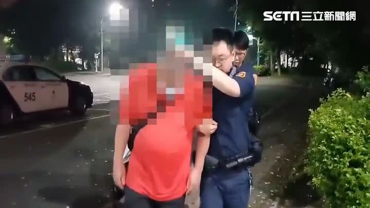 警方將參與打架的王男、曾男帶回派出所偵辦。（圖／翻攝畫面）