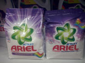 <p><b>Ariel Actilift, Procter & Gamble</b><br> Den unrühmlichen Titel "Mogelpackung des Monats März 2016" hat Procter & Gamble nach Hause geholt. Bei deren Waschmitteltypen der Marke "Ariel Actilift" wurde die Füllmenge reduziert, bei gleichbleibendem Preis, versteht sich. "Verbraucher zahlen so bis zu sieben Prozent mehr fürs gleiche Produkt, obwohl der für die Waschmittelproduktion wichtige Rohstoff Erdöl eigentlich viel weniger kostet. Denn der Erdölpreis ist den letzten beiden Jahren um etwa 70 (!) Prozent gesunken. Das sollte sich doch eigentlich auch auf die Kosten zur Herstellung von Waschmitteln niederschlagen. Umso unverständlicher ist, was Procter & Gamble Verbrauchern hier unterschiebt", erklärten die Verbraucherschützer im Frühjahr 2016. Sowohl beim Color- als auch beim Vollwaschmittel schrumpfte die Füllmenge von 15 Waschladungen auf 14. Auch beim Flüssigwaschmittel der gleichen Sorte wurde heimlich an der Preisschraube gedreht, der Inhalt wurde von 16 auf 15 Waschladungen reduziert, die Großpackung gibt nur noch 40 statt wie zuvor 42 Wäschen her. Dabei ist Ariel auf der Mogelpackungsliste nicht unbekannt. Procter & Gamble hat in den zurückliegenden Jahren bereits mehrfach die Füllmenge verringert. </p>