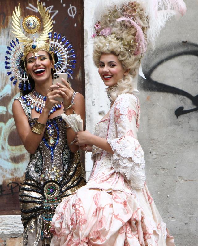 Victoria Justice & Madison Reed Go Glam in Venice, Plus Zendaya, Kristen  Stewart & More