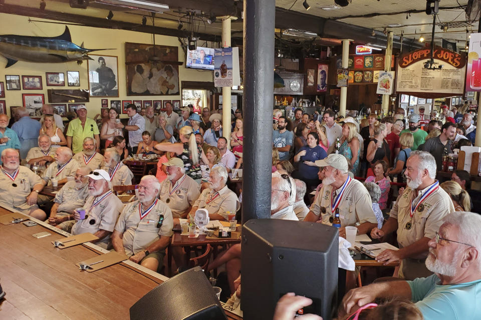 Ganadores anteriores del concurso de imitadores de Ernest Hemingway se preparan para juzgar el concurso 2024 en Sloppy Joe's Bar en Key West, Florida, el jueves 18 de julio de 2024. (Foto AP/David Fischer)