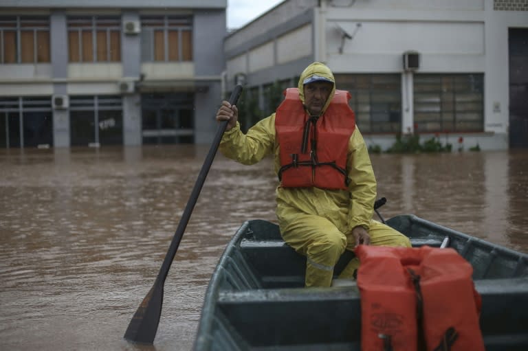 El voluntario Anilto Alvares da Silva se prepara para socorrer a residentes aislados en Sao Sebastiao do Cai, Rio Grande do Sul, el 2 de mayo de 2024 (Anselmo Cunha)
