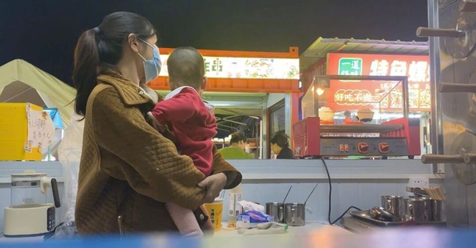 雯雯帶小女兒可可去夜市賣烤梨。（圖／翻攝自微博）