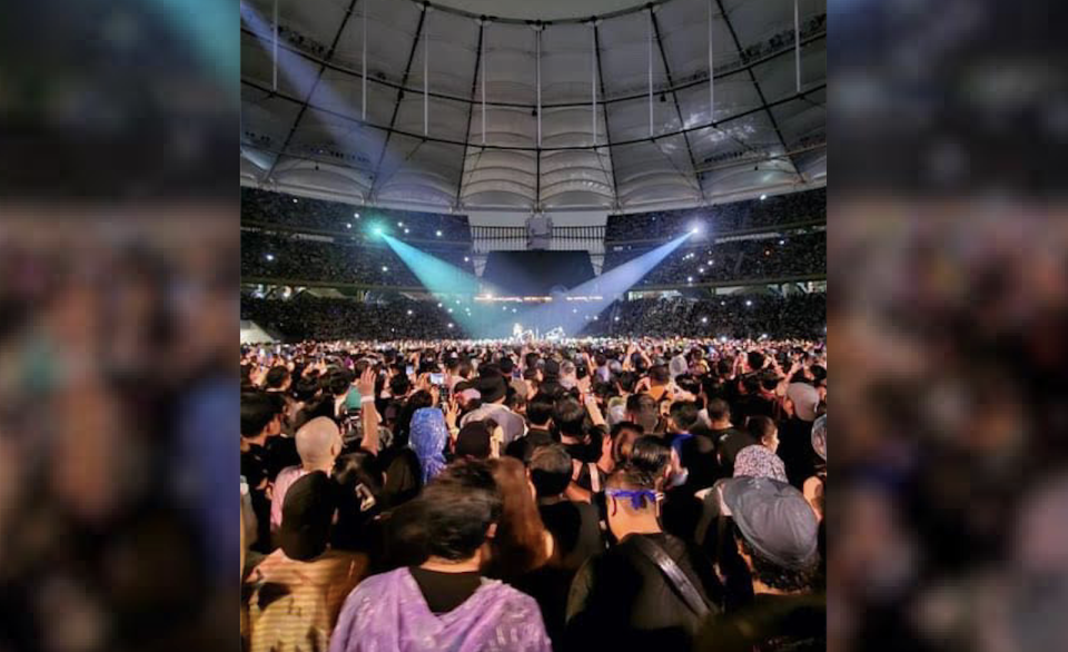 A picture of the crowd at Malaysia's Bukit Jalil National Stadium during the Coldplay concert.