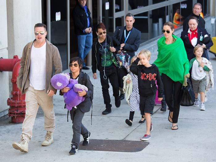 Brad Pitt, Angelina Jolie y sus hijos en el aeropuerto 
