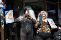 Las embajadoras drag de "Drag Out the Vote", "Afrika America" y "Kylie Minono", hablan en un espectáculo de mediodía al aire libre en San Francisco, California, EEUU