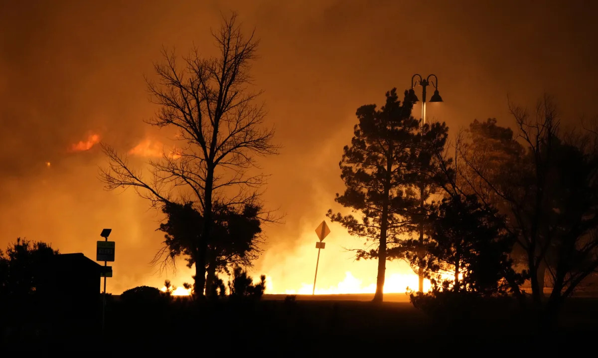 Colorado wildfires burn hundreds of homes, force evacuations