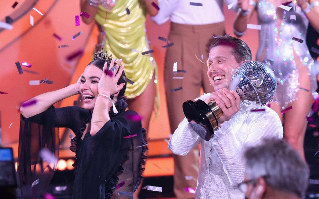 Der Pokal gehört ihnen: Renata und Valentin Lusin gewinnen die "Let's Dance Profi-Challenge" 2021. (Bild: TVNOW / Frank W. Hempel)