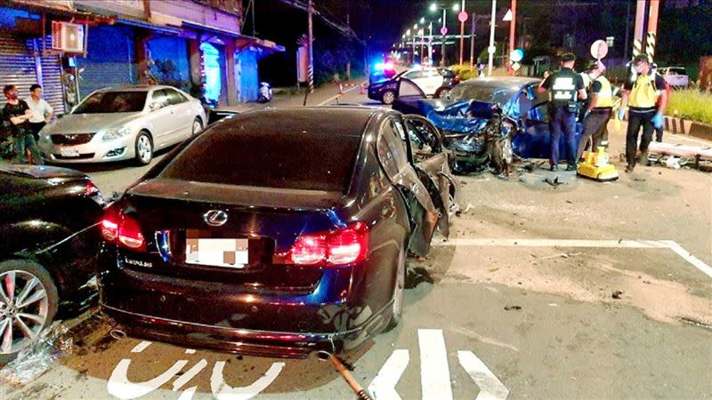 鄭嫌撞到警車後，再撞到對向車道藍色民車。（圖／翻攝畫面）