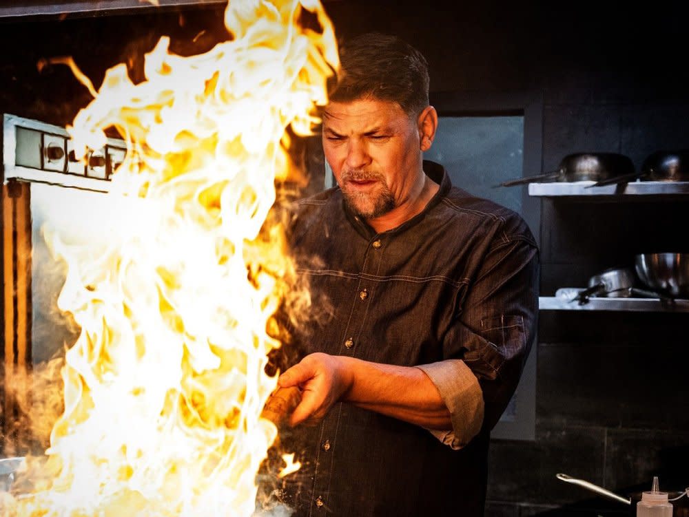 Bei Tim Mälzers "Kitchen Impossible" geht es heiß her. (Bild: RTL / Philipp Rathmer)