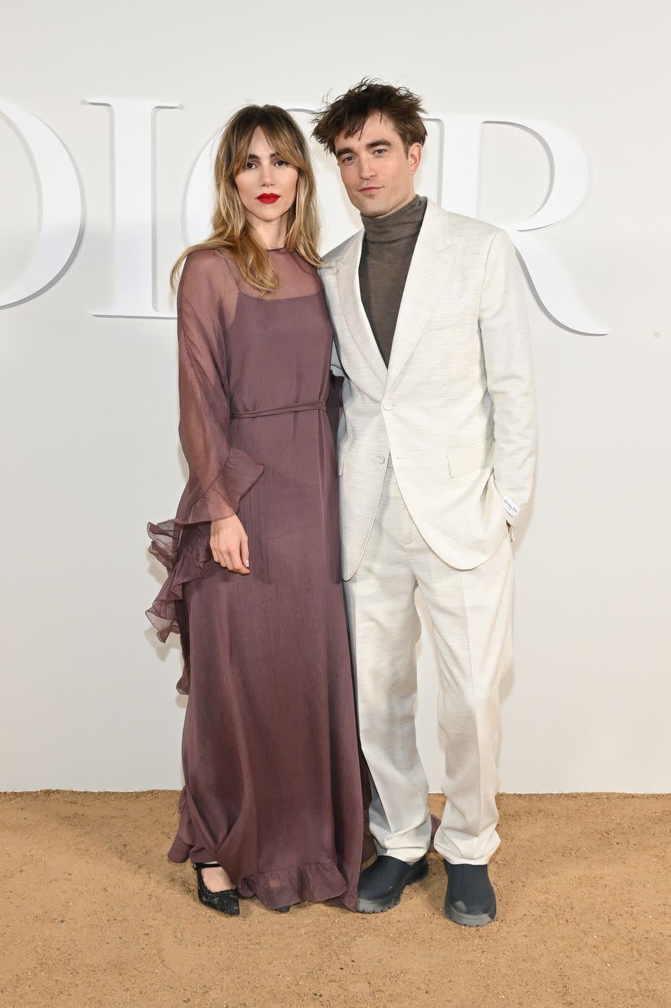 giza, egypt december 03 suki waterhouse and robert pattinson attend the dior fall 2023 menswear show on december 03, 2022 in giza, egypt photo by stephane cardinale corbiscorbis via getty images