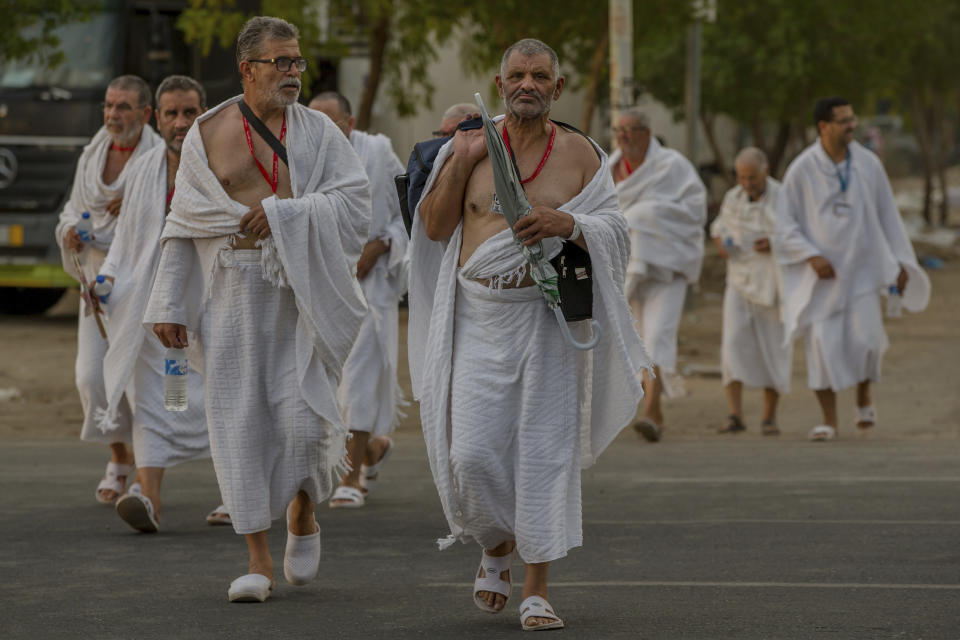 Peregrinos musulmanes caminan hacia la mezquita de Namirah, en el Monte Arafat, durante la peregrinación anual del haj, a las afueras de la ciudad santa de La Meca, en Arabia Saudí, el 19 de agosto de 2018. (AP Foto/Dar Yasin)