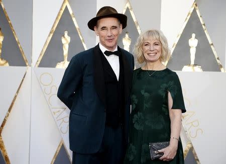 Mark Rylance, nominated for Best Supporting Actor for his role in "Bridge of Spies," arrives with wife Claire van Kampen at the 88th Academy Awards in Hollywood, California February 28, 2016. REUTERS/Lucy Nicholson