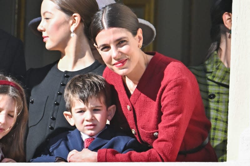 Carlota Casiraghi con su hijo Batazhar