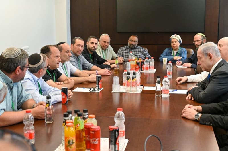 Israeli Prime Minister Benjamin Netanyahu (r) meets with representatives of the families of hostages and survivors from the Heroism Forum and the Hope Forum in the Prime Minister's Office in Jerusalem.  Kobi Gideon/GPO/dpa