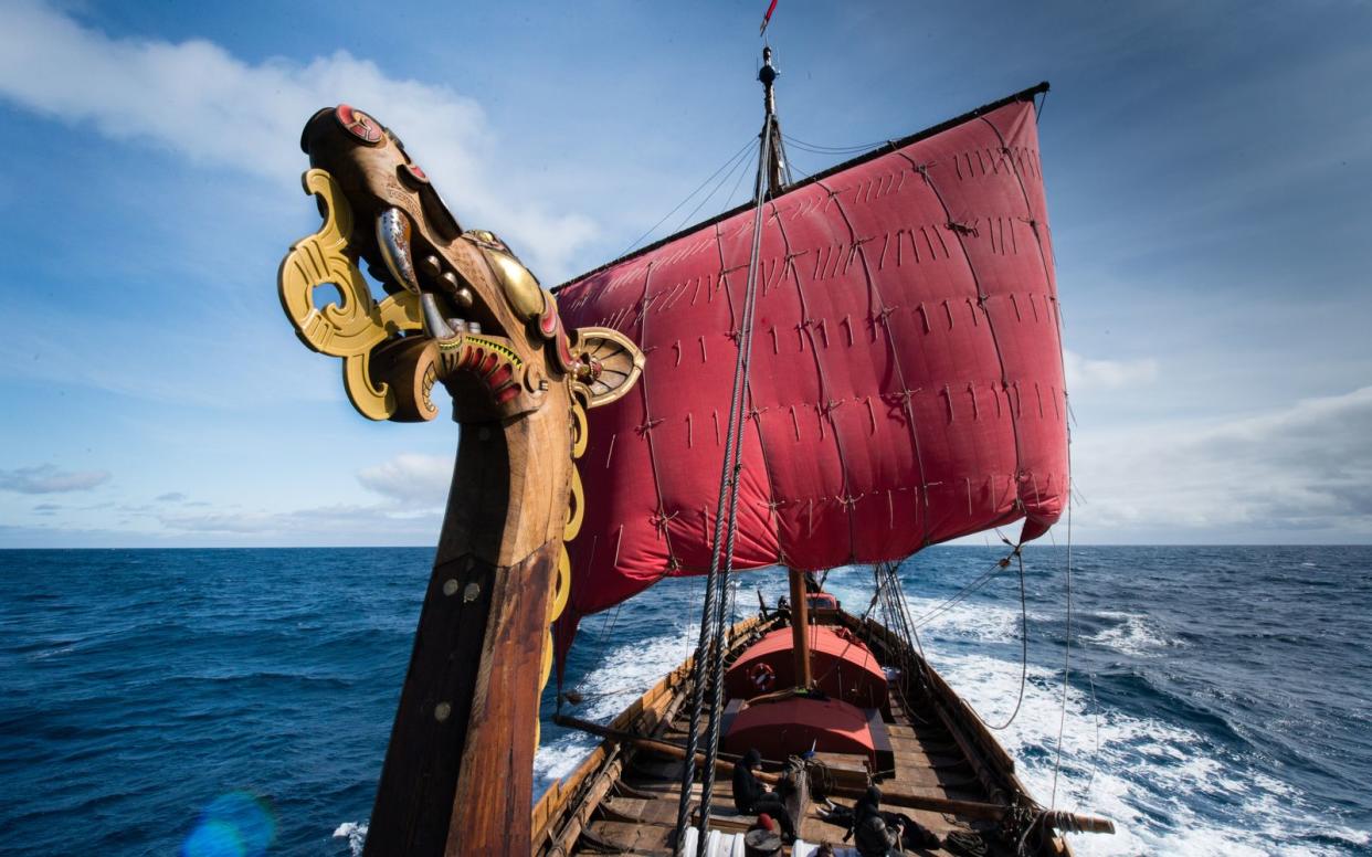 Ein norwegischer Unternehmer beschloss 2008, ein Holzboot nach Vorbild der Wikinger zu bauen. Die Konstruktion und die anschließende Atlantik-Überquerung sind Teil einer sechsteiligen Doku-Serie, die nun erstmals bei The History Channel zu sehen ist.  (Bild: Peder Jacobsson / The HISTORY Channel)