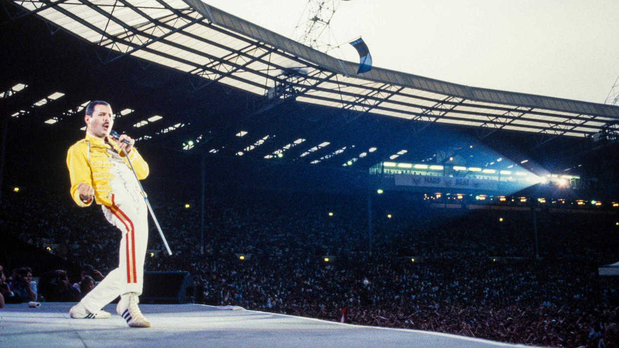  Freddie Mercury at the Queen concert at Wembley stadium during the Magic tour on July 11, 1986 in London. 