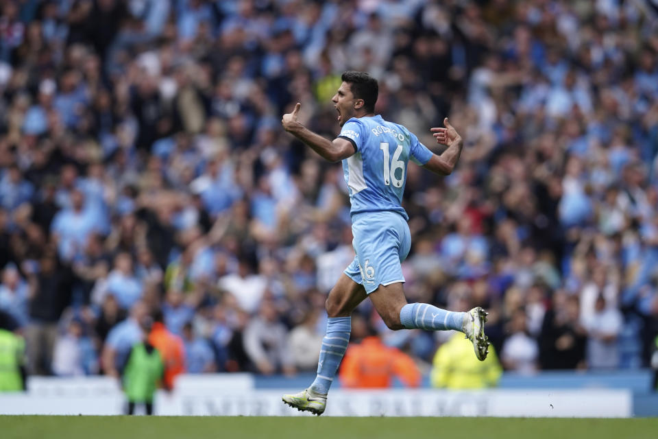 Rodrigo celebra tras anotar el segundo gol de Manchester City en la victoria 3-2 ante Aston Villa en la Liga Premier, el domingo 22 de mayo de 2022. (AP Foto/Dave Thompson)