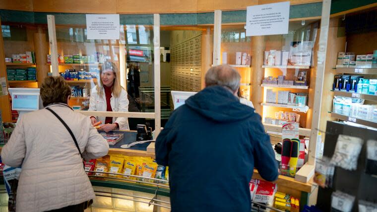 In manchen Apotheken gibt es sie bereits und auch viele Supermärkte wollen sie einführen: Plexiglasscheiben zum Schutz gegen Viren. Foto: dpa