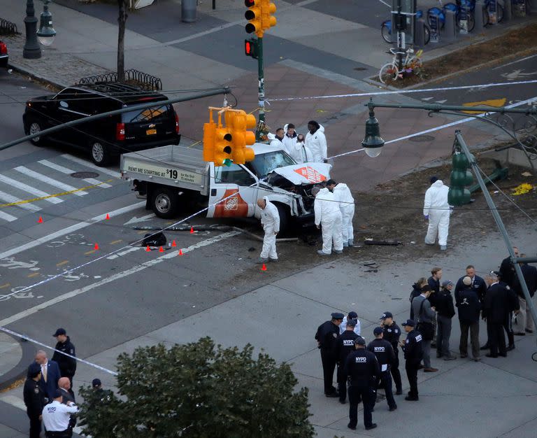 La policía investigaba ayer la camioneta usada para el ataque