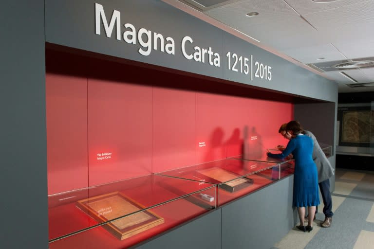 Les quatre copies originales de la Magna Carta exposées dans des vitrines à la British Library de Londres, le 2 février 2015 (LEON NEAL)