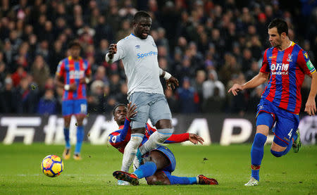 Soccer Football - Premier League - Crystal Palace vs Everton - Selhurst Park, London, Britain - November 18, 2017 Everton's Oumar Niasse in action with Crystal Palace's Jeff Schlupp and Luka Milivojevic