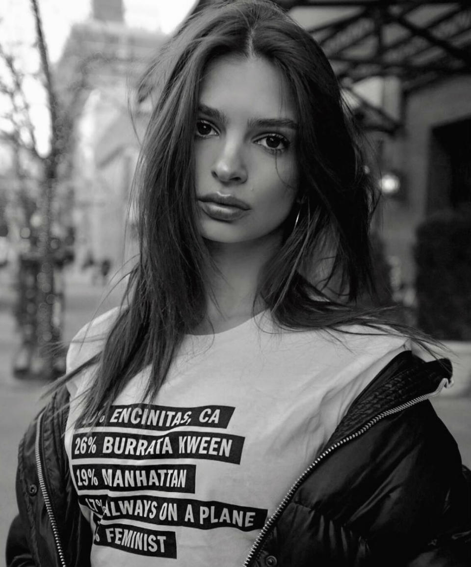 <p>La modelo y actriz nos lo dijo todo con esta otra camiseta solidaria. Es personalizable y la firma DKNY. Parece que ella lleva el 28% de su vida siendo feminista. (Foto: Instagram / <a rel="nofollow noopener" href="https://www.instagram.com/p/BrOcYu-hzTE/" target="_blank" data-ylk="slk:@emrata;elm:context_link;itc:0;sec:content-canvas" class="link ">@emrata</a>). </p>