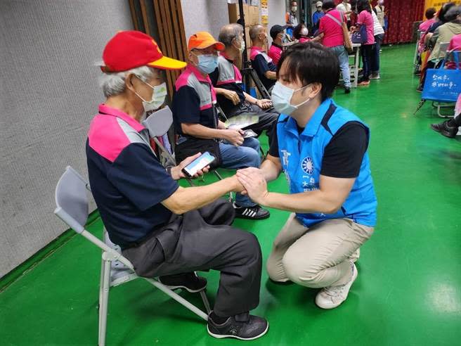 「蹲得夠低，才能跳得更高」，高揚凱「正在地，最貼心」的態度讓人留下深刻印象。（高揚凱競辦提供／游念育台北傳真）